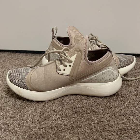 Nike shoes - Picture 2 of 5